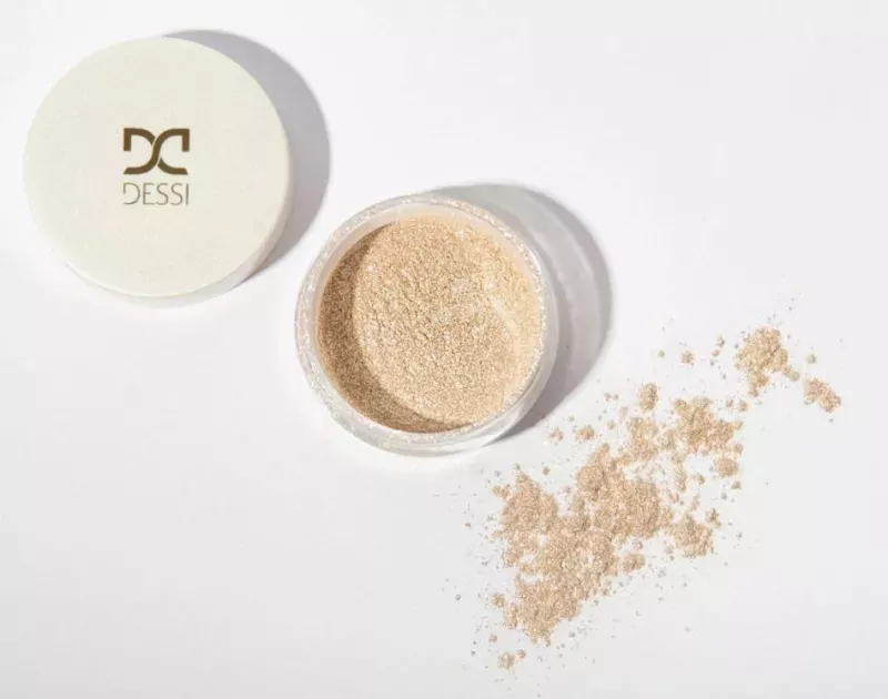 Рассыпчатая пудра Dessi Cosmetics Say Yes Glow Out Powder сияющая, 5 г — фото 3