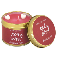 Bomb Cosmetics - Red Velvet - Ręcznie wytwarzana świeca zapachowa z olejkami eterycznymi - AMERYKAŃSKI TORT RED VELVET