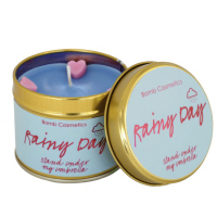 Bomb Cosmetics - Rainy Day - Ręcznie wytwarzana świeca zapachowa z olejkami eterycznymi - DESZCZOWY DZIEŃ