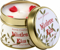 Bomb Cosmetics - Mistletoe Kiss - Ręcznie wytwarzana świeca zapachowa z olejkami eterycznymi - POCAŁUNEK POD JEMIOŁĄ